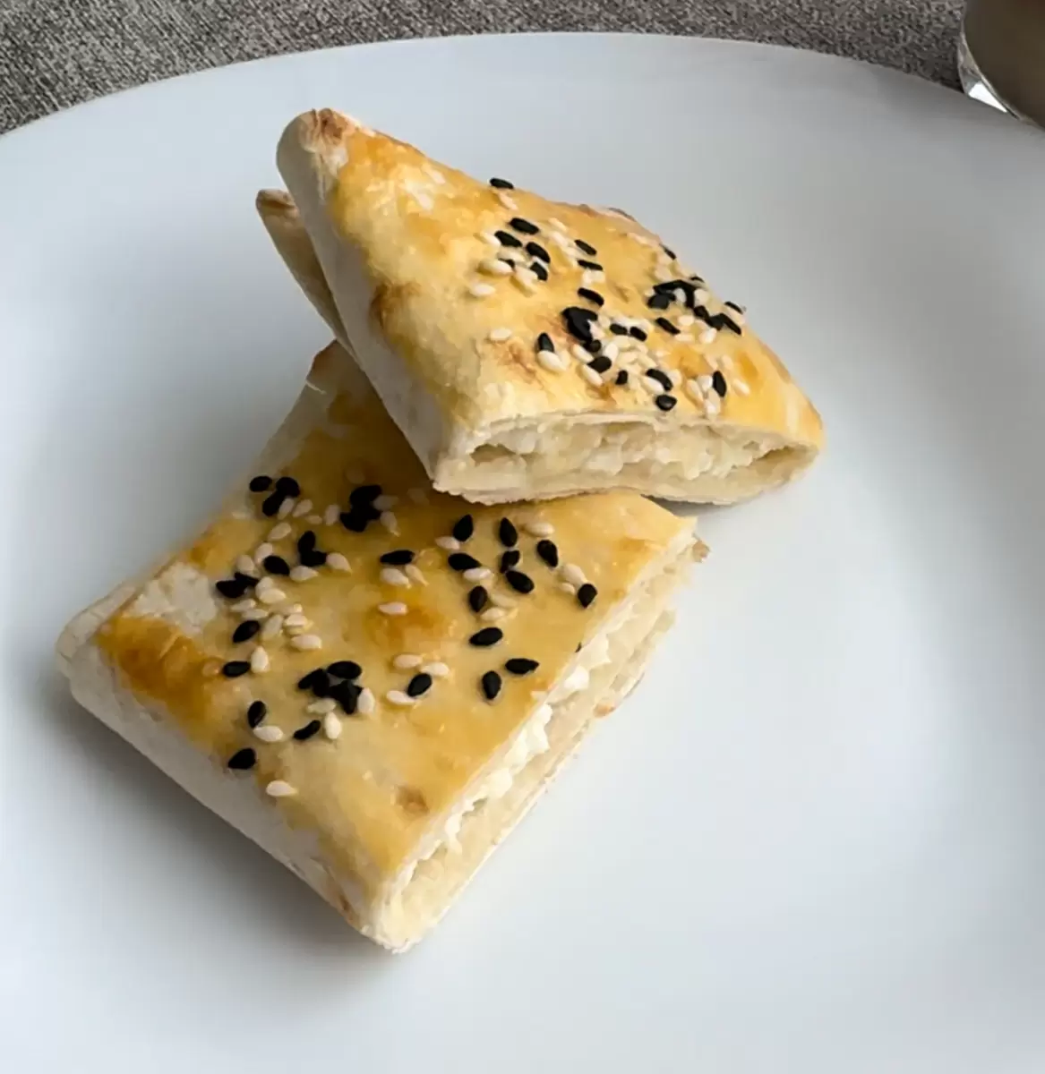 Легкий и полезный перекус: конвертики из лаваша с творогом и сыром