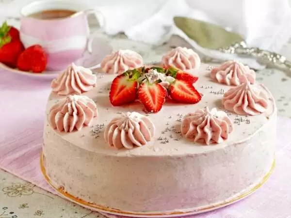 Нежный маковый торт с клубничным кремом: идеальный десерт для вашего стола