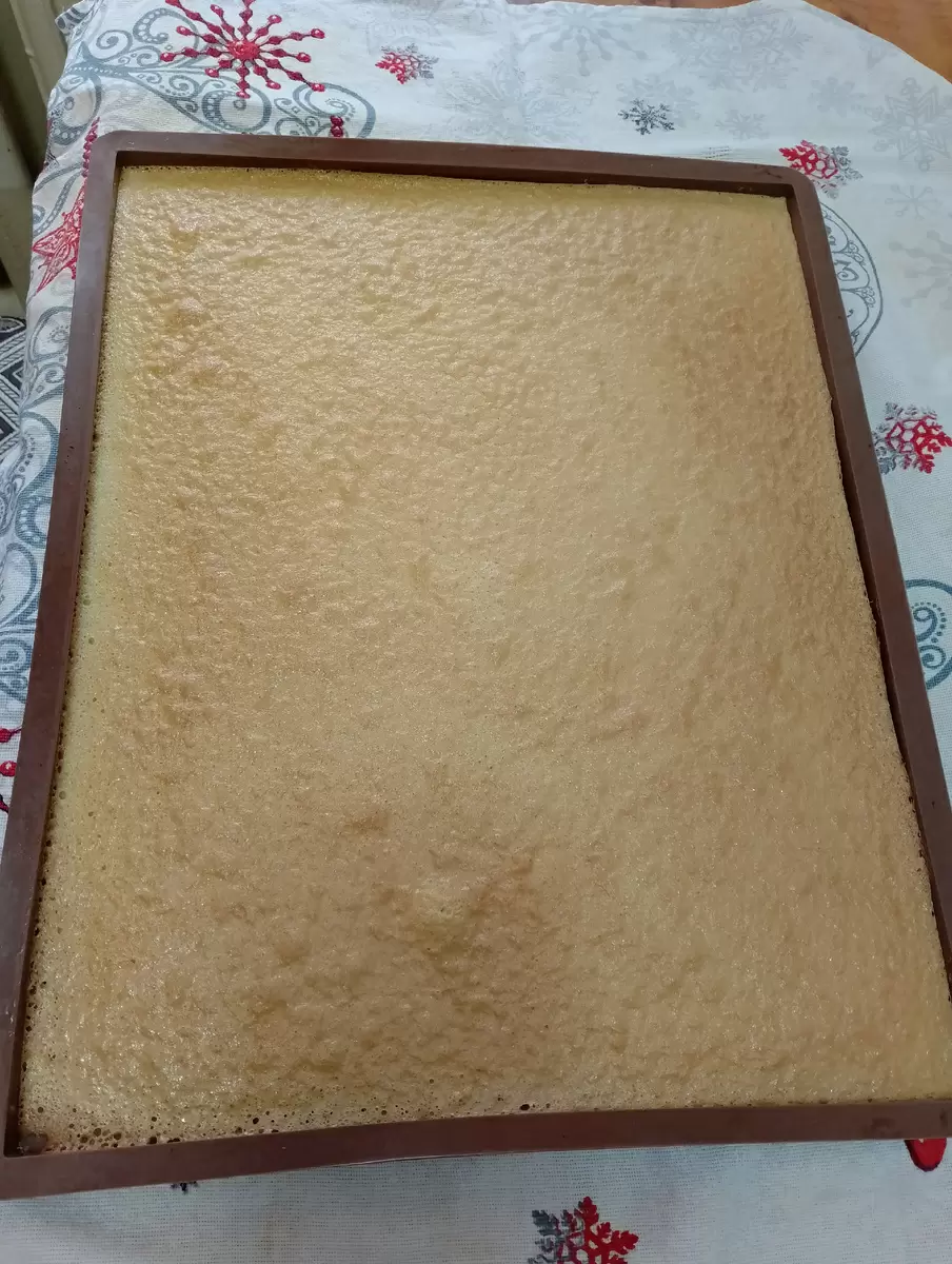 Нежный бисквитный рулет с кремом: простой рецепт для уютного чаепития