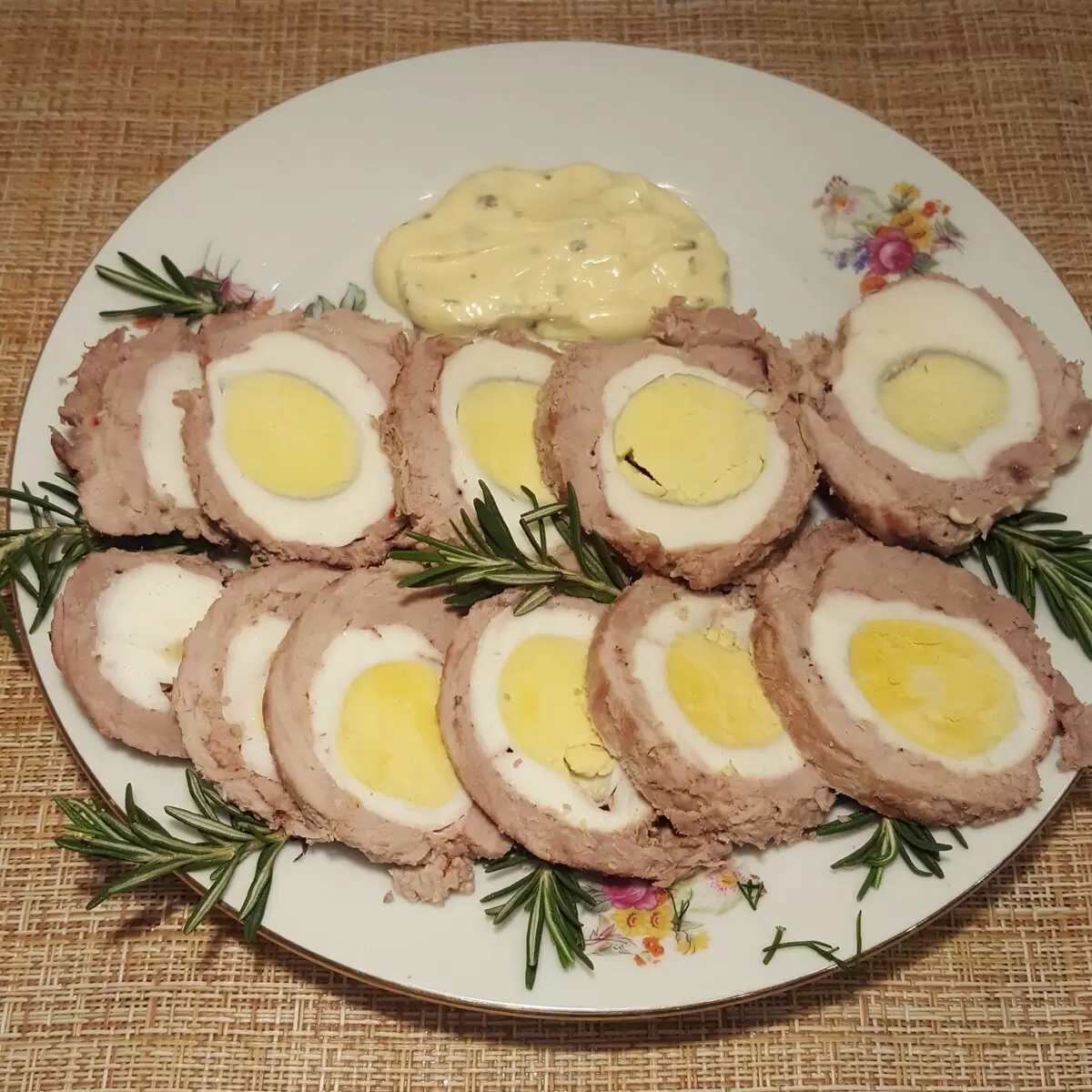 Оригинальное мясное блюдо: яйца в мясной оболочке, которое станет хитом на вашем столе