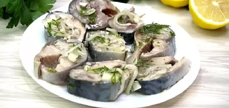 Секреты соленой скумбрии: непростая простота северного рецепта