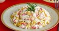 Как приготовить традиционный крабовый салат с кукурузой: простота и вкус в одном блюде