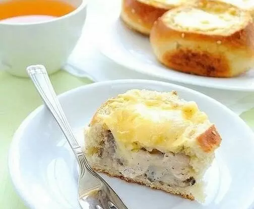 Вкусный жульен с курицей в булочке: простой рецепт для уютного ужина