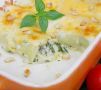 Каннеллони со шпинатом и сыром под блюдом под соусом бешамель