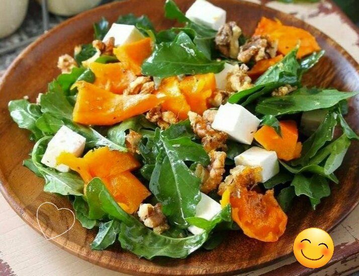 Яркий салат с хурмой и мягким сыром