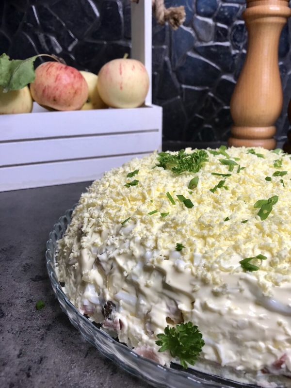 Ароматный салат с копченой курицей и грибами для любого праздника