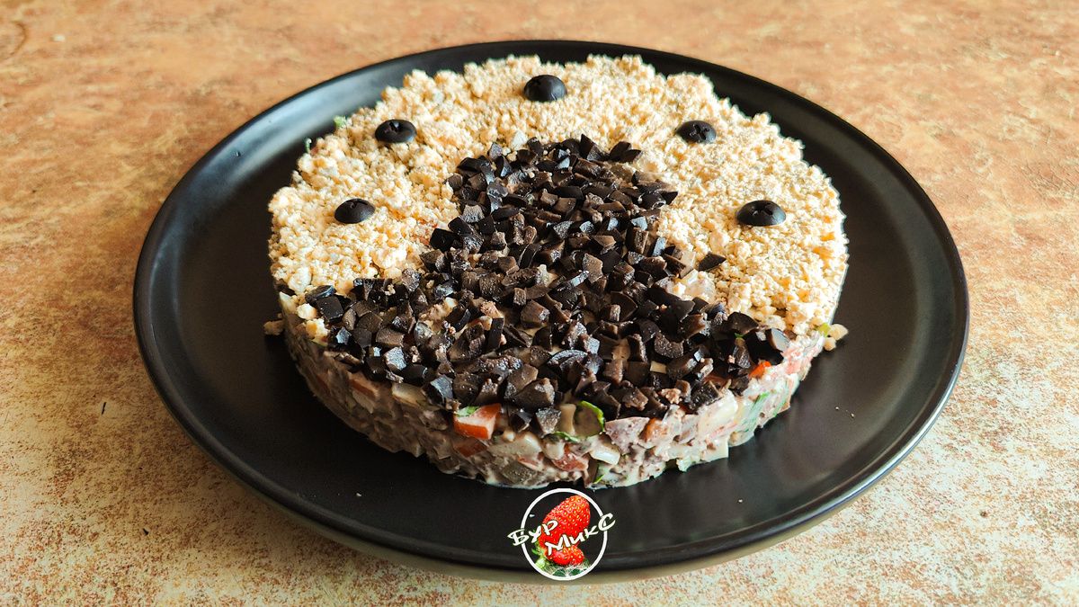 Праздничный салат с куриной печенью: как удивить гостей популярным блюдом