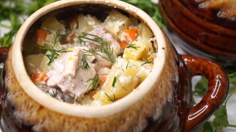 Легкий и вкусный ужин: курица с картошкой в горшочках